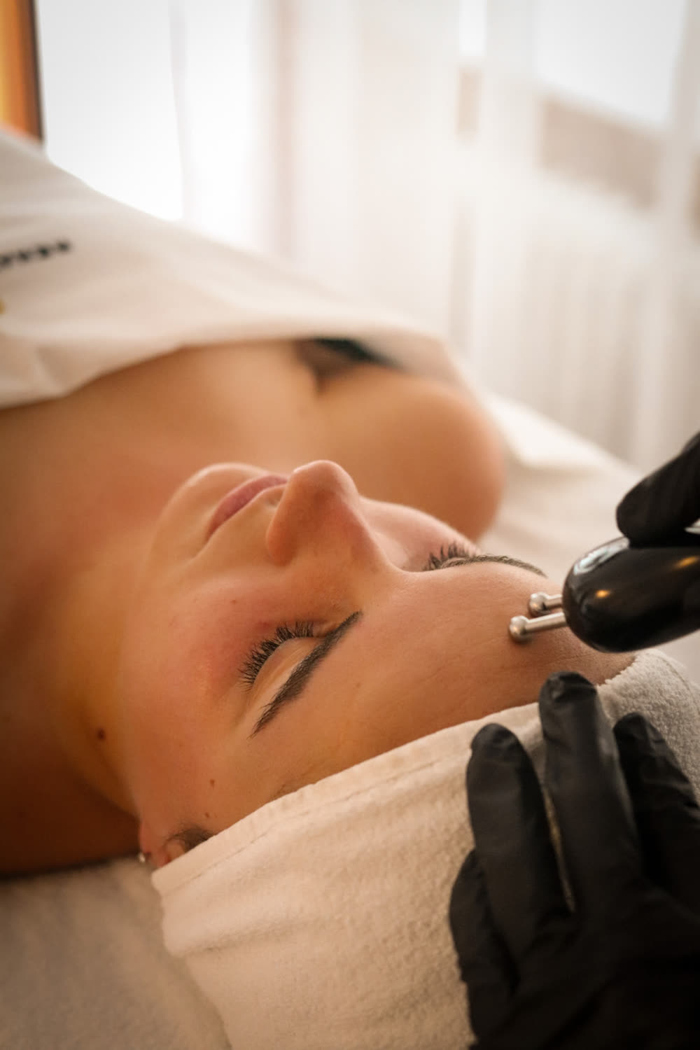 Soin visage en cours chez Lab Therapy, institut certifié Renata França à Annecy